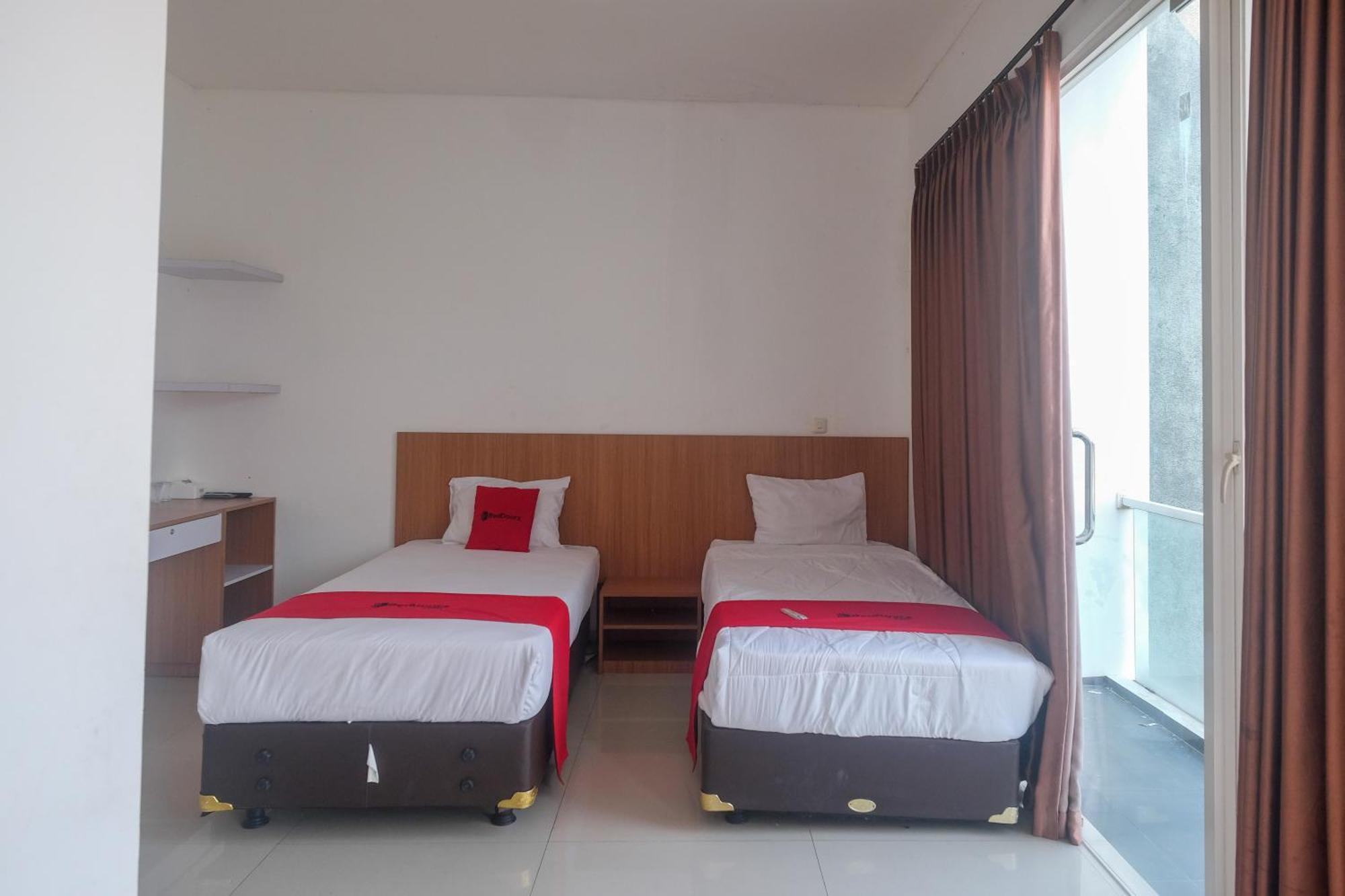 Reddoorz Syariah Near Simpang Lima Semarang Hotel Jomblang Exterior foto