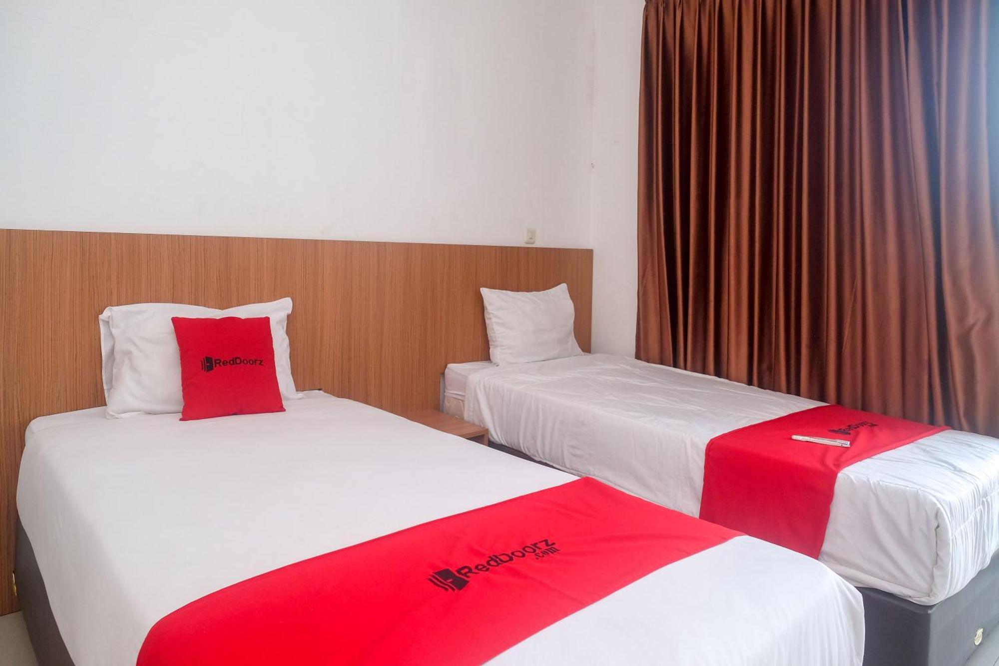 Reddoorz Syariah Near Simpang Lima Semarang Hotel Jomblang Exterior foto