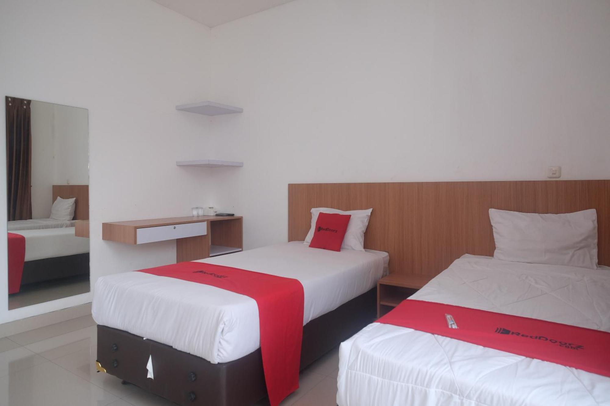 Reddoorz Syariah Near Simpang Lima Semarang Hotel Jomblang Exterior foto